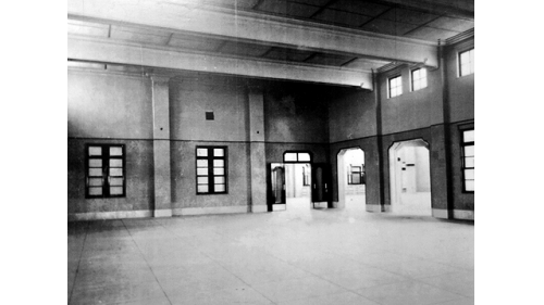 &nbsp;1930年代隨著高雄港築港工程逐漸擴展，高雄市急速發展下，台灣總督府於1936年發表「大高雄都市計畫」，規劃現今新市區，以及在中央建立新火車站，成為高雄市的門戶。1941年6月20日，這個氣勢雄偉、並有著當時日本軍國主義象徵的「帝冠式建築」正式落成。新高雄驛專門辦理客運業務。【圖/完工時的高雄驛三等候車室】