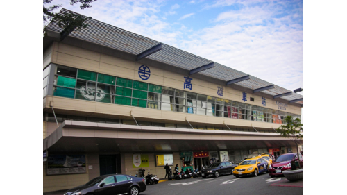 &nbsp;因高雄市區鐵路地下化及高雄捷運紅線工程需要，而於西側另建臨時站房，整體包括前站、後站、及跨站天橋，2002年3月啟用。舊前站站房出入口大廳（高雄車站帝冠式站體）被向東南移動82.6公尺保存。移動工程於2002年3月28日開工，同日臨時車站啟用，8月16日帝冠式站體開始移動，至29日到定位。售票大廳、鐵路餐廳被拆除，但部分外牆得以保留。帝冠式站體由高雄市政府修建為「高雄願景館」。後站則直接拆除以騰出工程空間。【圖/高雄臨時站前站，已於2019年4月1日拆除完成】