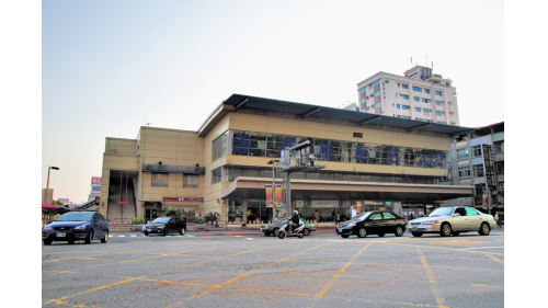 &nbsp;因高雄市區鐵路地下化及高雄捷運紅線工程需要，而於西側另建臨時站房，整體包括前站、後站、及跨站天橋，2002年3月啟用。舊前站站房出入口大廳（高雄車站帝冠式站體）被向東南移動82.6公尺保存。移動工程於2002年3月28日開工，同日臨時車站啟用，8月16日帝冠式站體開始移動，至29日到定位。售票大廳、鐵路餐廳被拆除，但部分外牆得以保留。帝冠式站體由高雄市政府修建為「高雄願景館」。後站則直接拆除以騰出工程空間。【圖/高雄臨時站後站，已於2019年8月5日拆除完成】