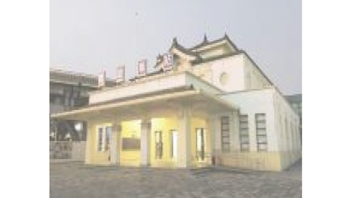 &nbsp;配合高雄市區鐵路地下化工程，交通部鐵路改建工程局運用舊高雄車站帝冠式站體展示鐵路地下化工程介紹，展出包括鐵路歷史圖片、實體鐵路文物等珍貴資料，為臺灣第一座鐵路地下化工程的展示館，於2013年11月2日正式啟用，特此詩人余光中也為本展館創作詩文，名為「記憶深長」【圖/高雄鐵路地下化展示館外觀】