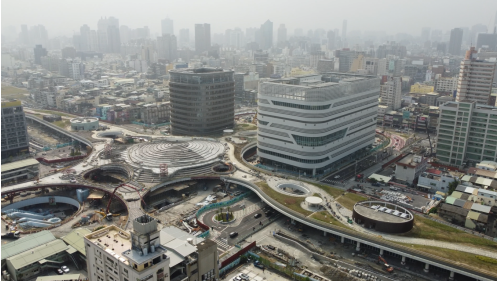 &nbsp;第五代高雄車站於2018年10月14日地下化新站正式通車，係目前使用中的車站。整體工程尚在興建中，預計2025年全數完工。為執行「高雄車站帝冠式建築保留及遷移工程」，將車站整體保留遷移，於三鐵新站工程完工後，再將原高雄車站進行第二次遷移，結合新站體做整體規劃以呈遞延續歷史傳統車站之記憶。【圖/施工中的新高雄車站空拍圖】
