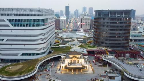 &nbsp;第五代高雄車站於2018年10月14日地下化新站正式通車，係目前使用中的車站。整體工程尚在興建中，預計2025年全數完工。為執行「高雄車站帝冠式建築保留及遷移工程」，將車站整體保留遷移，於三鐵新站工程完工後，再將原高雄車站進行第二次遷移，結合新站體做整體規劃以呈遞延續歷史傳統車站之記憶。【圖/施工中的新高雄車站空拍圖】