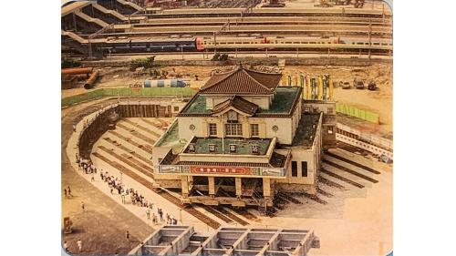 &nbsp;車站的整體保留遷移，屬於大廳帝冠式建築部分，面積約為650平方公尺，重量約2000餘公噸，移動距離約82公尺。移動工法採用風險最小的總掘工法，首先是將站體建築物敲除，挖開地樑、基礎周土方，再施作新增補強樑，並將原有地樑加以補強。隨後施作暫時支撐，將站體重量轉移至暫撐上，再挖除柱基礎下方土壤，施作移動裝置及移動路徑所需舖設的鋼筋混凝土耐壓版。移動方式是在耐壓版上舖設鋼軌、鋼棒，並於基礎下方裝置水平千斤頂，並同步使用油壓機，用推移的方式推進，平均每分鐘約移動1公分。千斤頂移動長度一次40公分，移動一個衝程後，將千斤頂之反力座再往前移，以持續推進。歷經十四天的遷移作業，於8月29上午十時零八分完成遷移定位，順利達成本工程中最果難遺是最重要的任務。