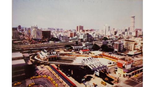 帝冠式車站移到定位後，依遷移前所設之暫撐設施，重新設置於地中梁位置以轉移站體重量，隨即拆除移裝置，之後在固定位置上安裝型鋼及新的支撐千斤頂。確認承重效果達到設計標準後，開始拆除暫撐設施，並澆築混凝土及無收縮水泥，將站體周圍的開挖區逐層回填、夯實，完成最後的遷移作業。【圖/第一次遷移採斜向一次到位。】