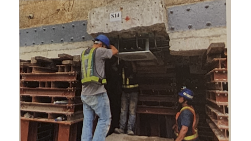 高雄地下化車站是高雄市新一代的百年建設，工程團隊希望新舊兩車站都能夠符合國內最高耐震規定，所以舊車站採設置38處、國家地震中心全面測試合格的台灣製隔震裝置，結合起來耐震等級可達到7級以上，未來新舊車站合體防震百年將可無慮。【圖/第二次遷移工程軌道隔震元件預埋版安裝作業。】