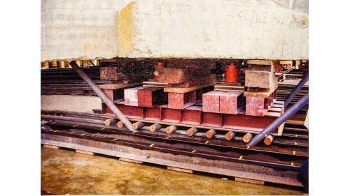 &nbsp;帝冠式車站遷移工程移動工法採用風險最小的總掘工法，首先是將站體建築物敲除，挖開地樑、基礎周土方，再施作新增補強樑，並將原有地樑加以補強。隨後施作暫時支撐，將站體重量轉移至暫撐上，再挖除柱基礎下方土壤，施作移動裝置及移動路徑所需舖設的鋼筋混凝土耐壓版。移動方式是在耐壓版上舖設鋼軌、鋼棒，並於基礎下方裝置水平千斤頂，並同步使用油壓機，用推移的方式推進，平均每分鐘約移動1公分。千斤頂移動長度一次40公分，移動一個衝程後，將千斤頂之反力座再往前移，以持續推進。歷經十四天的遷移作業，於8月29上午十時零八分完成遷移定位，順利達成本工程中最果難遺是最重要的任務。 【圖/移動裝置】