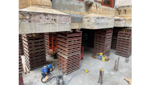 &nbsp;2021.10.29帝冠式歷史建築定位下降作業。