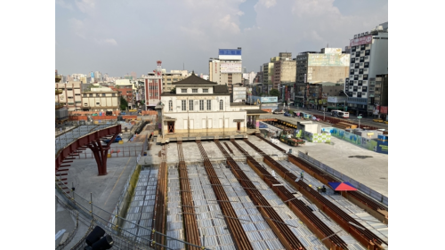 &nbsp;施工團隊辛勤努力下，願景館目前逐漸西移，最後定址於連接中山、博愛路的城市中軸線上，成為高雄車站的永久入口。【圖/帝冠車站第二次遷移】