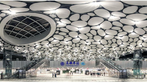 &nbsp;高雄車站為地下四層車站，地面層為車站出入口，共設四座，地下一樓為大廳層，包含售票處、鐵路警察局及捷運二號出口，地下二樓為台鐵月台層，設有兩座島式月台，地下三樓為穿堂層，地下四樓為捷運紅線月台層，設有一座島式月台。【圖/地下一樓為大廳層】