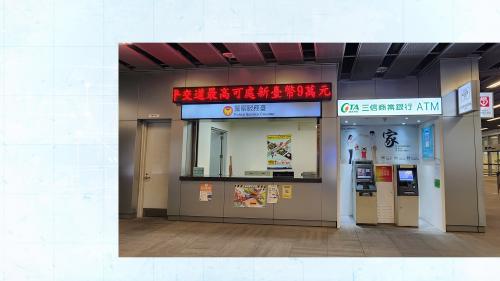 &nbsp;高雄車站為地下四層車站，地面層為車站出入口，共設四座，地下一樓為大廳層，包含售票處、鐵路警察局及捷運二號出口，地下二樓為台鐵月台層，設有兩座島式月台，地下三樓為穿堂層，地下四樓為捷運紅線月台層，設有一座島式月台。【圖/鐵路警察局】
