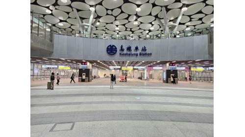 &nbsp;高雄車站為地下四層車站，地面層為車站出入口，共設四座，地下一樓為大廳層，包含售票處、鐵路警察局及捷運二號出口，地下二樓為台鐵月台層，設有兩座島式月台，地下三樓為穿堂層，地下四樓為捷運紅線月台層，設有一座島式月台。【圖/地下一樓大廳層】