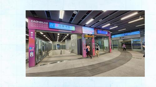&nbsp;高雄車站為地下四層車站，地面層為車站出入口，共設四座，地下一樓為大廳層，包含售票處、鐵路警察局及捷運二號出口，地下二樓為台鐵月台層，設有兩座島式月台，地下三樓為穿堂層，地下四樓為捷運紅線月台層，設有一座島式月台。【圖/捷運三號出口】