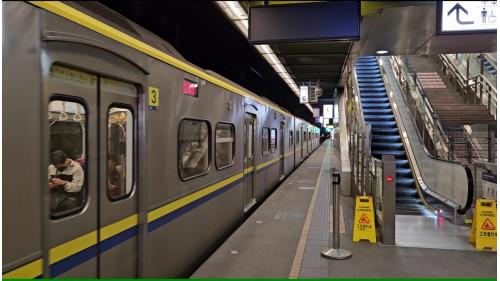 &nbsp;高雄車站為地下四層車站，地面層為車站出入口，共設四座，地下一樓為大廳層，包含售票處、鐵路警察局及捷運二號出口，地下二樓為台鐵月台層，設有兩座島式月台，地下三樓為穿堂層，地下四樓為捷運紅線月台層，設有一座島式月台。【圖/地下二樓台鐵月台層】