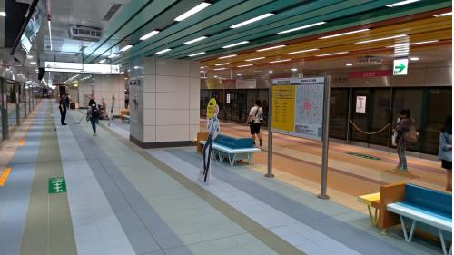 &nbsp;高雄車站為地下四層車站，地面層為車站出入口，共設四座，地下一樓為大廳層，包含售票處、鐵路警察局及捷運二號出口，地下二樓為台鐵月台層，設有兩座島式月台，地下三樓為穿堂層，地下四樓為捷運紅線月台層，設有一座島式月台。【圖/地下三樓為穿堂層】