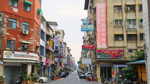 &nbsp;長明街原為成衣批發街，近年來電子材料及音響商也陸續進駐，形成成衣批發及電子材料並存的商店街，為高雄是最有名的電子街，也是長明商圈獨特的景色。【圖/長明商圈】