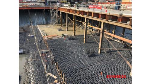 &nbsp;高雄市區鐵路地下化工程施工作業以明挖覆蓋工法往南施築單孔雙軌隧道，並配合內支撐系統設計，先於現有軌旁施作臨時軌，再於騰空的現有軌道下方施作永久軌隧道，最後再撥軌下地。【圖/結構底板施作】