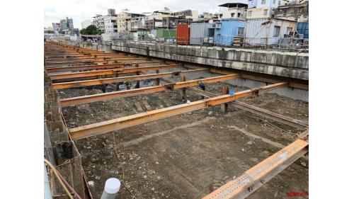 &nbsp;高雄市區鐵路地下化工程施工作業以明挖覆蓋工法往南施築單孔雙軌隧道，並配合內支撐系統設計，先於現有軌旁施作臨時軌，再於騰空的現有軌道下方施作永久軌隧道，最後再撥軌下地。【圖/開挖及支撐作業】
