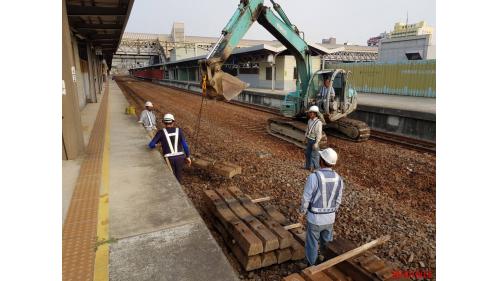 &nbsp;高雄市區計畫於2006年由行政院核定，計畫內容為葆禎路至正義路間興建單孔雙軌隧道，路線長約9.75公里，及原有高雄車站地下化，另新設美術館站、鼓山站、三塊厝站、民族站及科工館站等五處地下通勤車站。【圖/舊車站區軌道拆除作業】