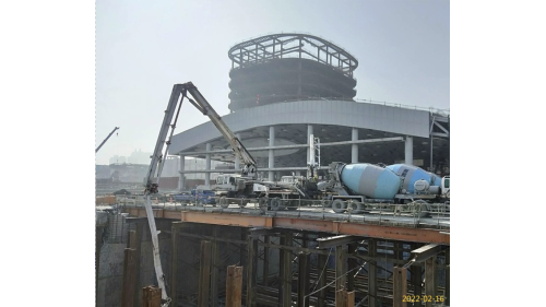高雄市區計畫於2006年由行政院核定，計畫內容為葆禎路至正義路間興建單孔雙軌隧道，路線長約9.75公里，及原有高雄車站地下化，另新設美術館站、鼓山站、三塊厝站、民族站及科工館站等五處地下通勤車站。【圖/U3層底版澆置】