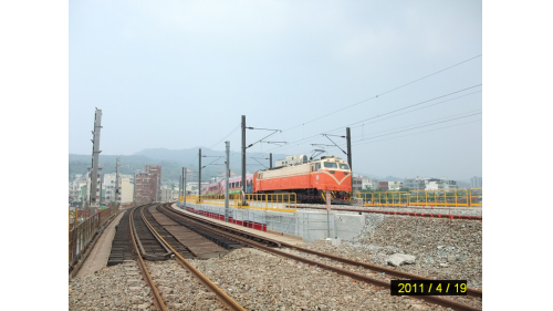 &nbsp;打設南側鋼管樁及台鐵列車切換至臨時軌鐵路橋行駛。河中段隧道施工位置與臺鐵愛河舊鐵路橋現址重疊，需配合CL122標臨時軌鐵路橋完成，於愛河段臨時軌道切換後，方能進行臺鐵舊鐵路橋拆除及橋墩基礎切除作業。【圖/愛河段臨時軌道切換，列車行駛】