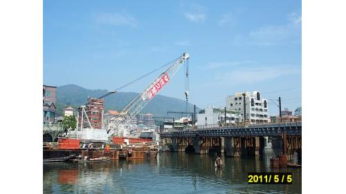 &nbsp;台鐵舊鐵路橋及橋墩柱拆除。