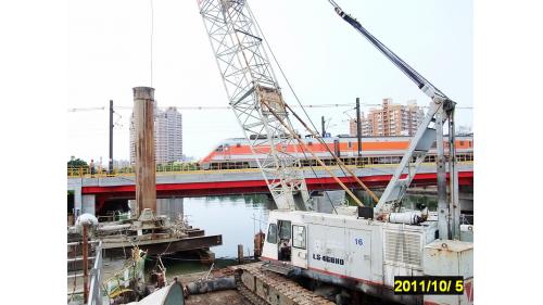 &nbsp;台鐵舊鐵路橋及橋墩柱拆除。【圖/舊鐵路橋墩柱井筒基礎，切除作業。】