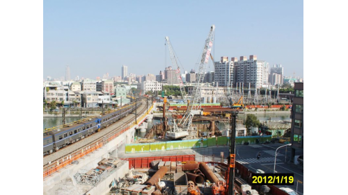 &nbsp;工程內容包含原有臺鐵鐵路橋拆除作業、愛河兩側陸地段明挖覆蓋隧道工程及河中鋼管樁、河中圍堰、河道版、過河段隧道工程、愛河鐵路橋上下游200m浚挖工程等。【圖/第1階段圍堰及河道版施工情形】