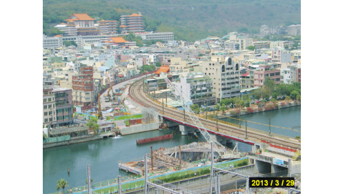 &nbsp;工程內容包含原有臺鐵鐵路橋拆除作業、愛河兩側陸地段明挖覆蓋隧道工程及河中鋼管樁、河中圍堰、河道版、過河段隧道工程、愛河鐵路橋上下游200m浚挖工程等。【圖/第2階段圍堰及河道版施工情形】