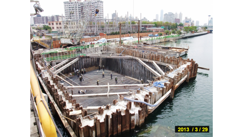 &nbsp;工程內容包含原有臺鐵鐵路橋拆除作業、愛河兩側陸地段明挖覆蓋隧道工程及河中鋼管樁、河中圍堰、河道版、過河段隧道工程、愛河鐵路橋上下游200m浚挖工程等。【圖/第2階段河道版施工情形】