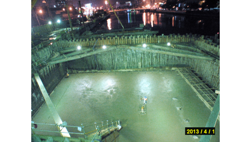 &nbsp;工程內容包含原有臺鐵鐵路橋拆除作業、愛河兩側陸地段明挖覆蓋隧道工程及河中鋼管樁、河中圍堰、河道版、過河段隧道工程、愛河鐵路橋上下游200m浚挖工程等。【圖/第1、2階段河道版完成後，河道現況】