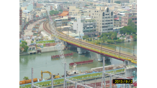 &nbsp;工程內容包含原有臺鐵鐵路橋拆除作業、愛河兩側陸地段明挖覆蓋隧道工程及河中鋼管樁、河中圍堰、河道版、過河段隧道工程、愛河鐵路橋上下游200m浚挖工程等。【圖/第1、2階段河道版完成後，河道現況】