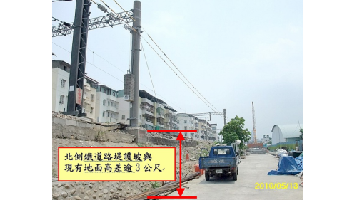 &nbsp;陸地段總長度約410公尺有河西一路、同盟三路、市中一路等3條主要道路橫越，車流量大且道路下方公共管線(台電超高壓、高低壓線路及通信光纜及自來水管線、有線電視管線、軍訊管線及污水管)交橫，均須洽相關管線單位辦理管線遷移作業，增加施工困難。河西一路興隆截流閘門及排水箱涵與施工範圍重疊須先新建截流閘門及排水箱涵改道以維持通水功能後，將原有閘門及排水箱涵拆除，方可進行連續壁施工。【圖/愛河段陸地段施工】