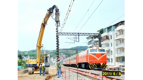 &nbsp;陸地段總長度約410公尺有河西一路、同盟三路、市中一路等3條主要道路橫越，車流量大且道路下方公共管線(台電超高壓、高低壓線路及通信光纜及自來水管線、有線電視管線、軍訊管線及污水管)交橫，均須洽相關管線單位辦理管線遷移作業，增加施工困難。河西一路興隆截流閘門及排水箱涵與施工範圍重疊須先新建截流閘門及排水箱涵改道以維持通水功能後，將原有閘門及排水箱涵拆除，方可進行連續壁施工。【圖/臨鐵路側進行預壘排樁施工作業】