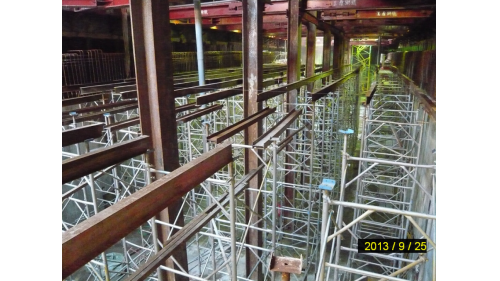 &nbsp;河西一路興隆截流閘門及排水箱涵與施工範圍重疊須先新建截流閘門及排水箱涵改道以維持通水功能後，將原有閘門及排水箱涵拆除，方可進行連續壁施工。【圖/河西一路段隧道頂版支撐架組立。】
