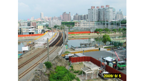 &nbsp;河西一路臨愛河側原有興隆排水箱涵及截流閘門，其位址恰與鐵路地下化施工範圍重疊衝突須廢除，須新建1處截流閘門及改道箱涵，進行不斷水方式遷改施工，已完成並交付高雄市政府水利局使用。【圖/原興隆排水閘門位於施工範圍內】
