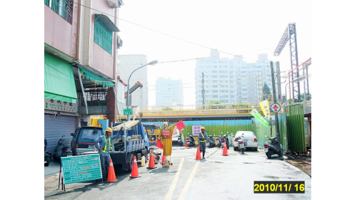 &nbsp;陸地段標段總長度約410公尺有河西一路、同盟三路、市中一路等3條主要道路橫越，車流量大且道路下方公共管線(台電超高壓、高低壓線路及通信光纜及自來水管線、有線電視管線、軍訊管線及污水管)交橫，均須洽相關管線單位辦理管線遷移作業，增加施工困難。河西一路興隆截流閘門及排水箱涵與施工範圍重疊須先新建截流閘門及排水箱涵改道以維持通水功能後，將原有閘門及排水箱涵拆除，方可進行連續壁施工。【圖/市中一路台電高壓電管群遷移作業】