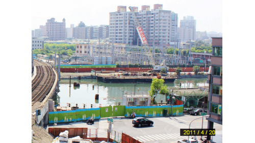 &nbsp;2009.9.5-河西一路臨愛河側原有興隆排水箱涵及截流閘門，其位址恰與鐵路地下化施工範圍重疊衝突須廢除，須新建1處截流閘門及改道箱涵，進行不斷水方式遷改施工，已完成並交付高雄市政府水利局使用。【圖/新建興隆排水閘門維持排水防洪功能】