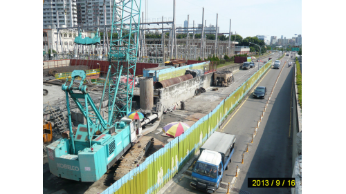 &nbsp;2013.9.16-橫越本標之道路主要為河西一路、同盟三路及市中一路，為本標橫越道路範圍之連續壁施工、後續淺挖及覆蓋版鋪設作業，按核准之交通維持計畫辦理各項交維措施及道路封閉管制，採交維改道方式或半半施工方式，進行相關施工作業以減輕對周遭交通之影響【圖/配合交通維持計畫，進行道路範圍之施工作業】