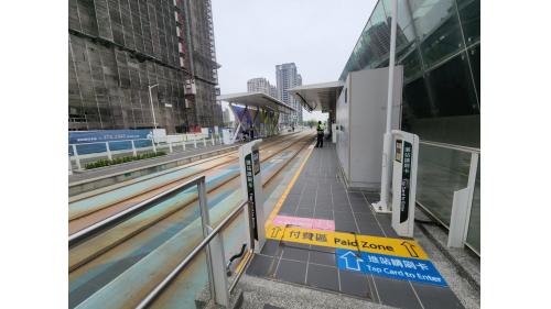 &nbsp;美術館站為地下二層車站，地下一樓為台鐡美術館站大廳層，地下二樓為月台層，設有兩座島式月台，月台層構造為四對軌道夾兩島式月台，是新左營車站至高雄車站之間唯一設有待避軌的車站。【圖/美術館站地面層】