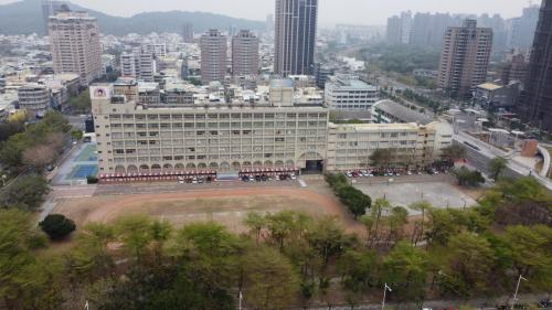 &nbsp;美術館站位於鼓山區翠華路上，台鐵美術館站於2018年10月啟用，捷運環狀輕軌美術館站於2021年12月啟用。車站附近設有兩所學校，分別為九如國小以及大榮高中，此外並設置民強公園及青海公園可供民眾運動休憩使用。【圖/大榮高中】