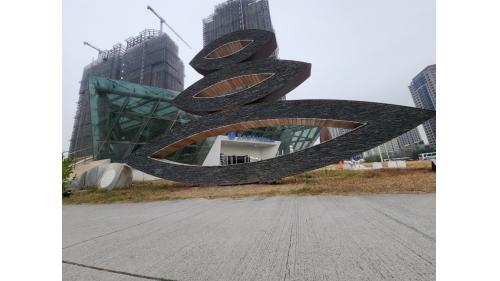 &nbsp;美術館站位於鼓山區翠華路上，台鐵美術館站於2018年10月啟用，於出入口處設有公共藝術永恆的歌頌。