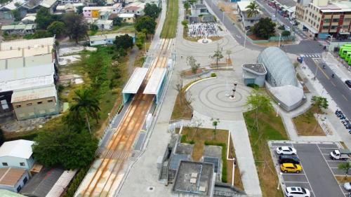 &nbsp;鼓山站位於鼓山區鐵路街上，為鐵路地下化計畫新設之台鐵縱貫線及高雄環狀輕軌車站，台鐵鼓山站於2018年10月啟用，捷運環狀輕軌鼓山站於2021年12月啟用。車站附近設有元亨寺、鼓岩國小以及中都唐榮磚窯廠。