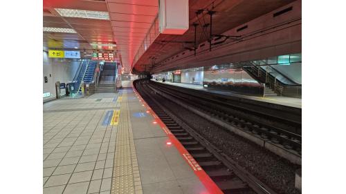 &nbsp;鼓山站為地下二層車站，地面層為捷運環狀輕軌月台層，設有兩座側式月台。地下一樓為台鐡車站大廳層，地下二樓為月台層，設有兩座側式月台。