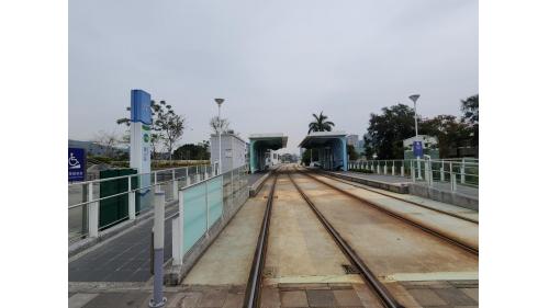 &nbsp;鼓山站位於鼓山區鐵路街上，為鐵路地下化計畫新設之台鐵縱貫線及高雄環狀輕軌車站，台鐵鼓山站於2018年10月啟用，捷運環狀輕軌鼓山站於2021年12月啟用。【圖/高雄環狀輕軌鼓山站】
