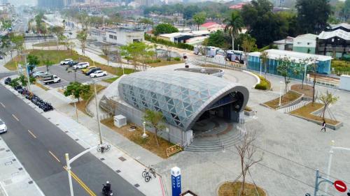 &nbsp;站體的設計構想，係以元亨寺、串接柴山的鐘鳴鼓響、以及鐵道記憶等作為設計的發想，以山形及鼓韻轉換曲線造型，並與地景起伏結合為一，故以「鼓鳴水秀」作為設計主題意象。
