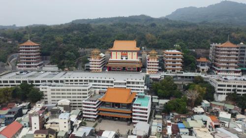 &nbsp;鼓山站位於鼓山區鐵路街上，車站附近設有元亨寺、鼓岩國小以及中都唐榮磚窯廠。【圖/元亨寺】