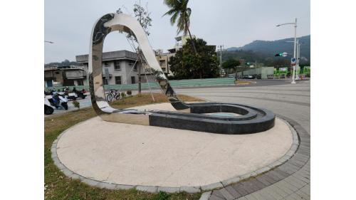 &nbsp;站體的設計構想，係以元亨寺、串接柴山的鐘鳴鼓響、以及鐵道記憶等作為設計的發想，以山形及鼓韻轉換曲線造型，並與地景起伏結合為一，故以「鼓鳴水秀」作為設計主題意象。【公共藝術/廻旋。穿透/創作者:董振平】