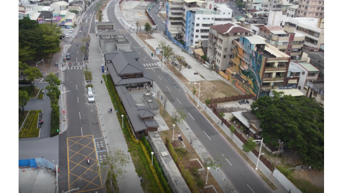 &nbsp;三塊厝站位於三民區康平街上，舊站舍因載客量下滑，於1986年廢站，目前為高雄市市定古蹟，三塊厝站於2018年改建新站後重新啟用。新建之車站為呼應三塊厝舊站古蹟，展現懷舊風格，站體以「鳳凌水舞」為意象，採低矮開放式設計，該車站樸實的隱於綠蔭之中。