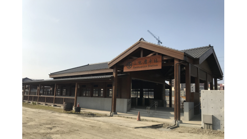 &nbsp;三塊厝站位於三民區康平街上，舊站舍因載客量下滑，於1986年廢站，目前為高雄市市定古蹟，三塊厝站於2018年改建新站後重新啟用。新建之車站為呼應三塊厝舊站古蹟，展現懷舊風格，站體以「鳳凌水舞」為意象，採低矮開放式設計，該車站樸實的隱於綠蔭之中。