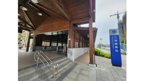 &nbsp;三塊厝站為地下二層車站，地面層為車站出入口，地下一樓為大廳層，地下二樓為月台層，設有兩座側式月台。新建之車站為呼應三塊厝舊站古蹟，展現懷舊風格。【圖/車站出入口】